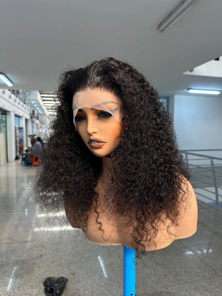 Perruque en dentelle bouclée