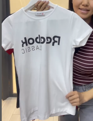 Женская футболка белого цвета.