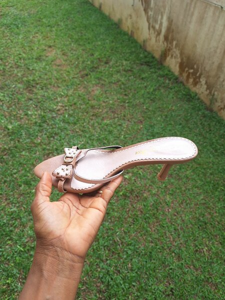 Sandales à talons avec nœud