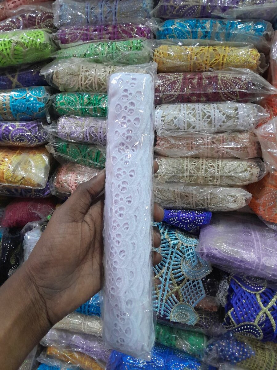 Dentelle blanche brodée élégante