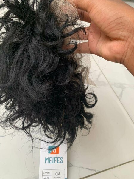 Perruque bouclée en dentelle noire