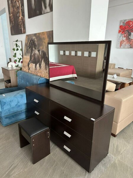 Elegant Vanity Set with Mirror