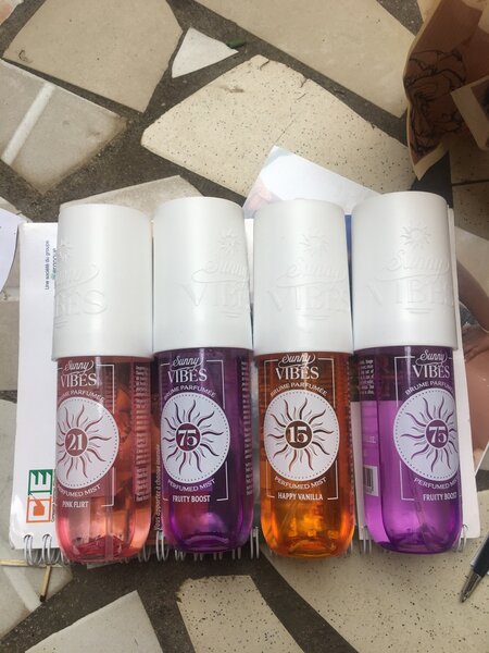 Brume corporelle parfumée colorée