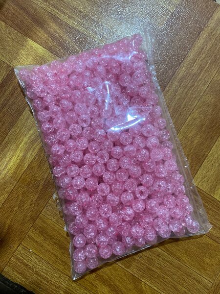 Perles roses en plastique