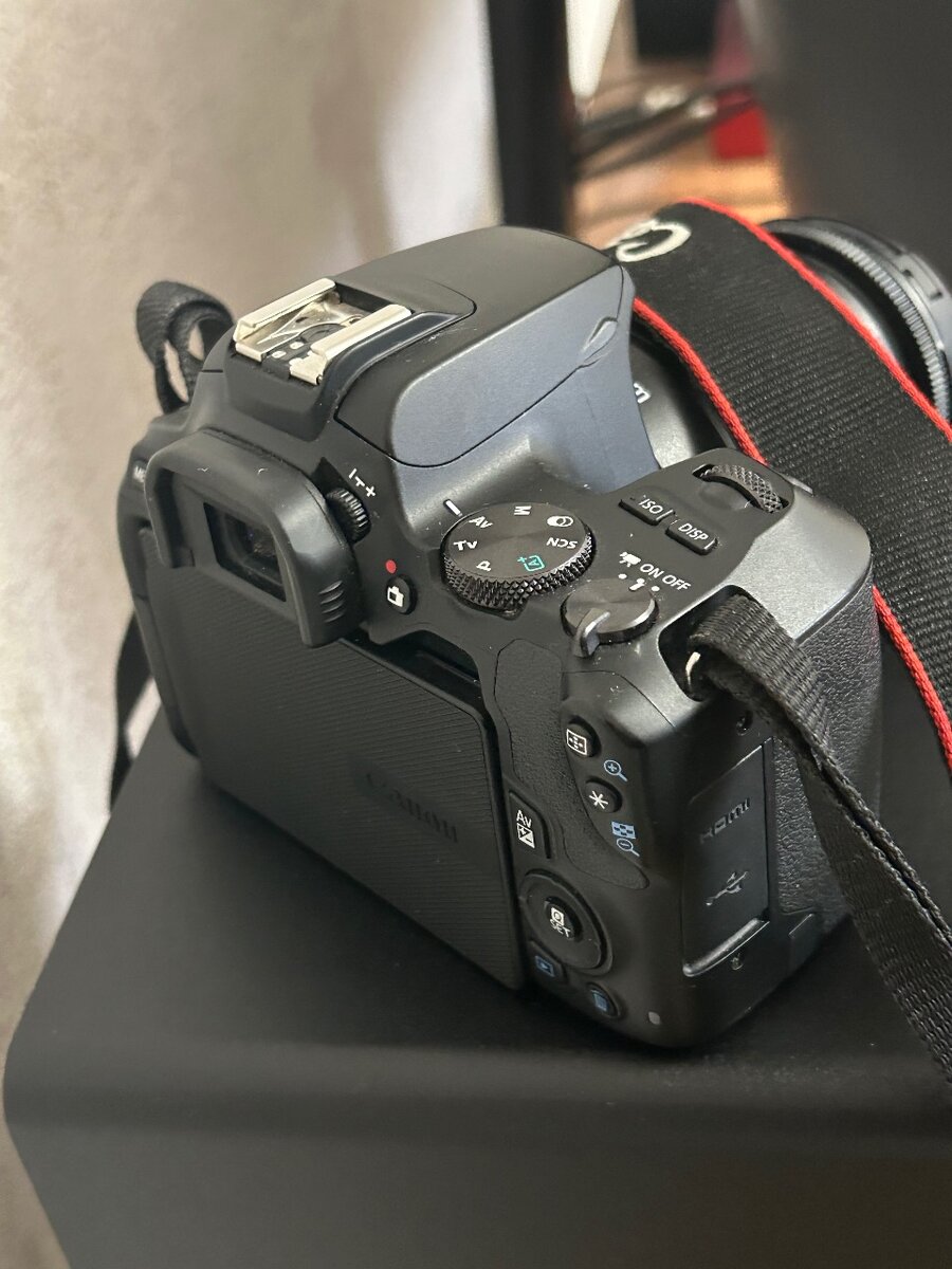 Продаю фотоаппарат канон 250д . Идеал состояние .