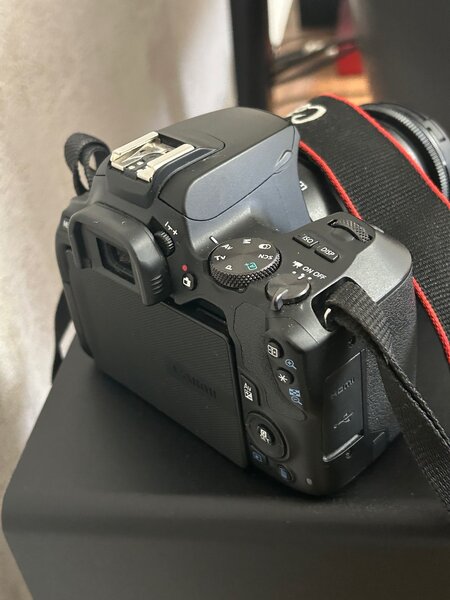 Продаю фотоаппарат канон 250д . Идеал состояние .