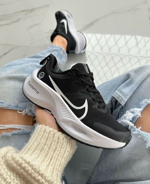 Chaussures de course noires Zoom