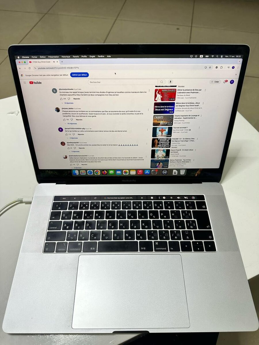 MacBook Pro avec chargeur