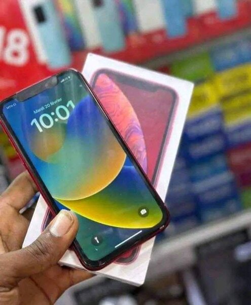 iPhone rouge avec boîte