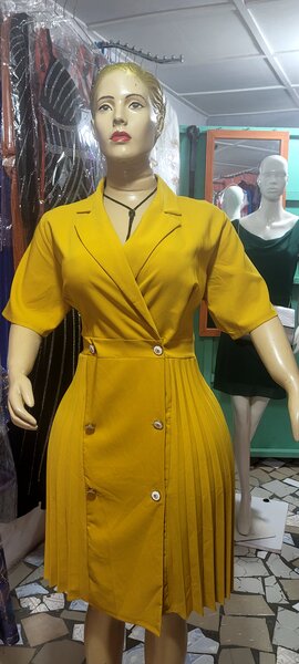 Robe jaune plissée élégante