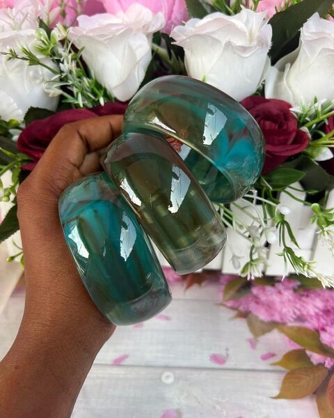 Bracelets en résine colorée