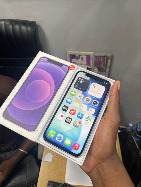 IPhone 12 simple violet