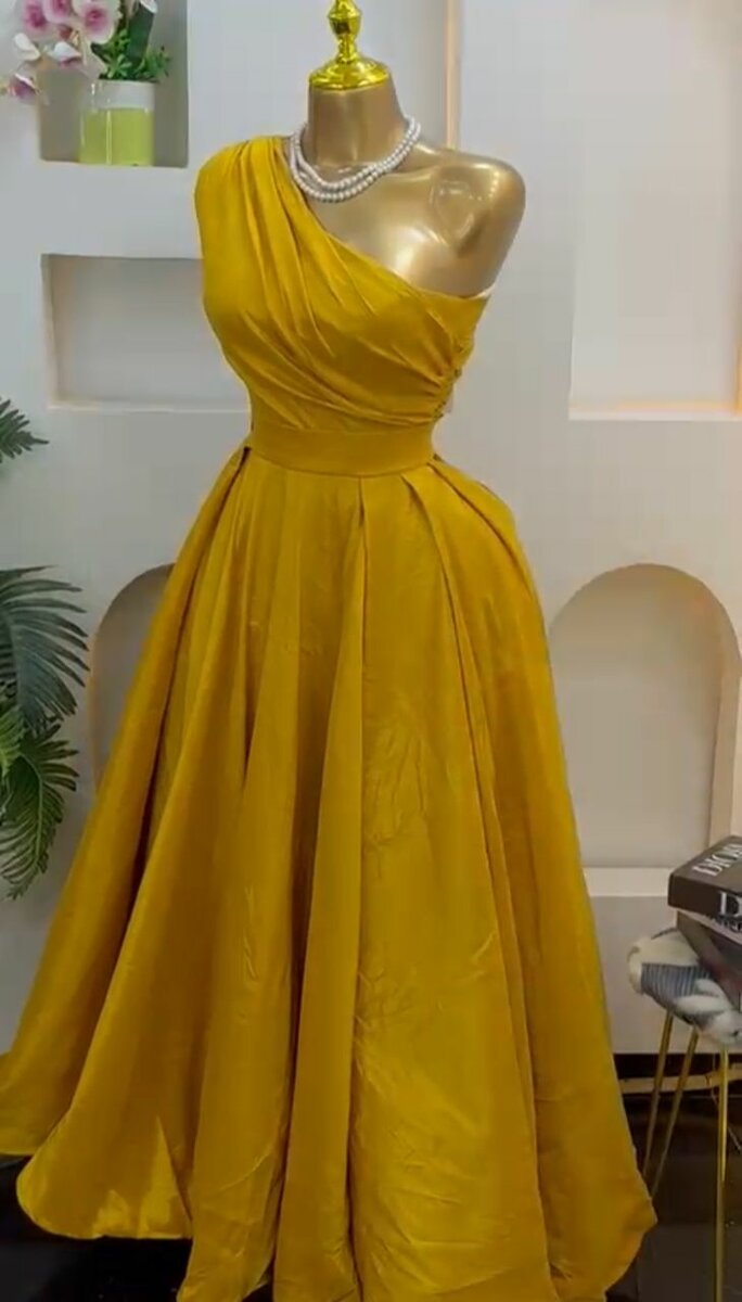 Robe élégante asymétrique dorée