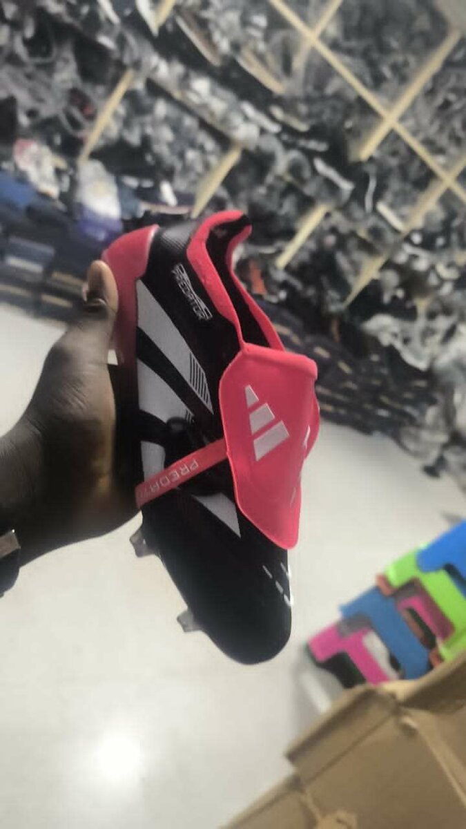 Paires de crampons Adidas