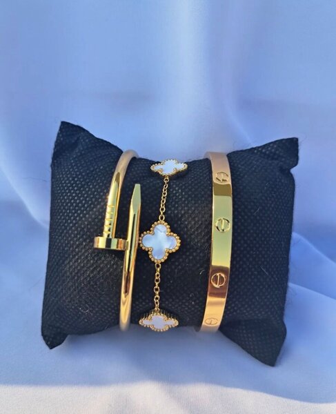 Bracelets dorés élégants