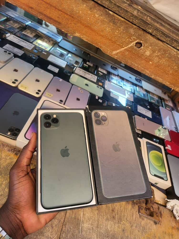 iPhone 11 pro max 256 giga sans id avec le carton 130.000