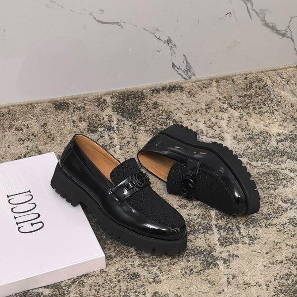 Mocassins en cuir verni noir