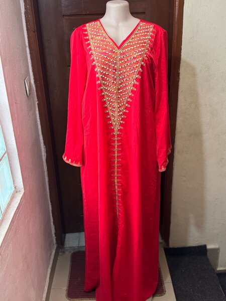 Robe rouge à manches bouffantes