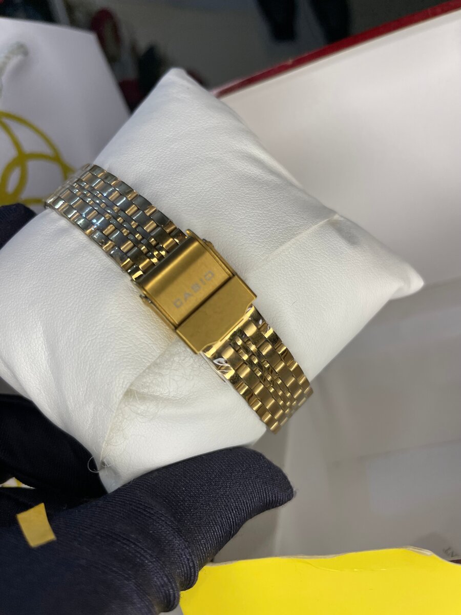 Montre rectangulaire dorée