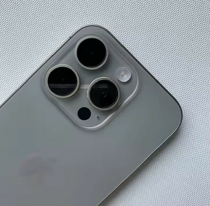 iPhone 15 simple