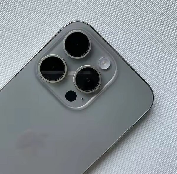 iPhone 15 simple