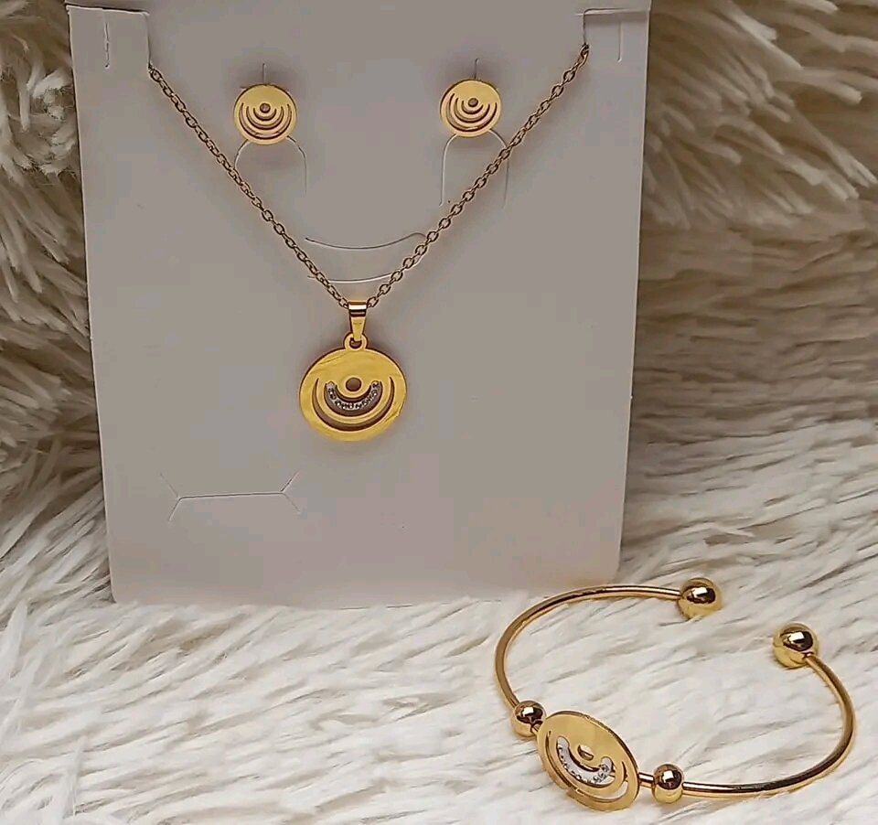 Set de bijoux dorés élégants