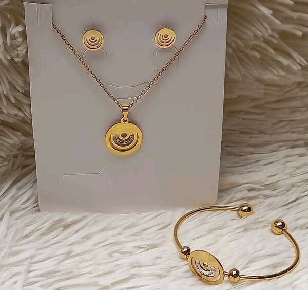 Set de bijoux dorés élégants