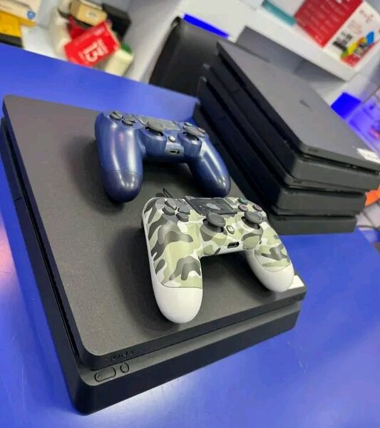 Console PlayStation avec manettes