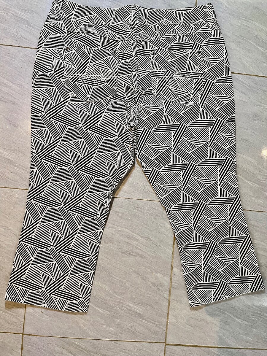 Black and white patterned pant