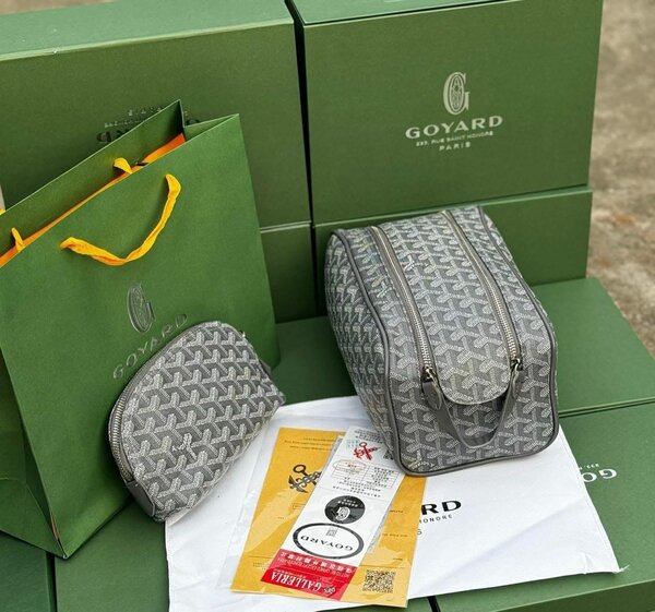 Trousse de toilette et pochette Goyard