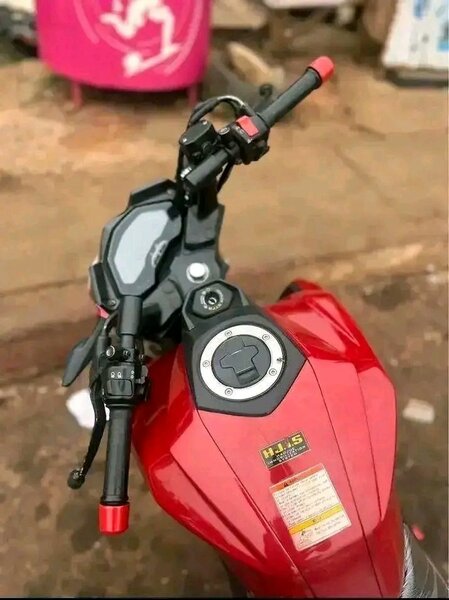 Moto Sport Rouge Puissante