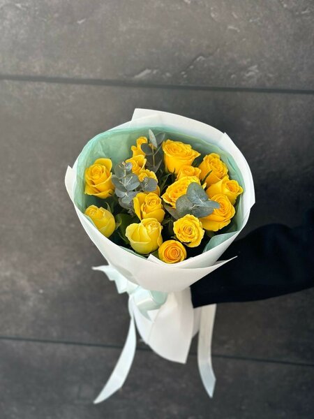 15 желтых роз с эквалиптом