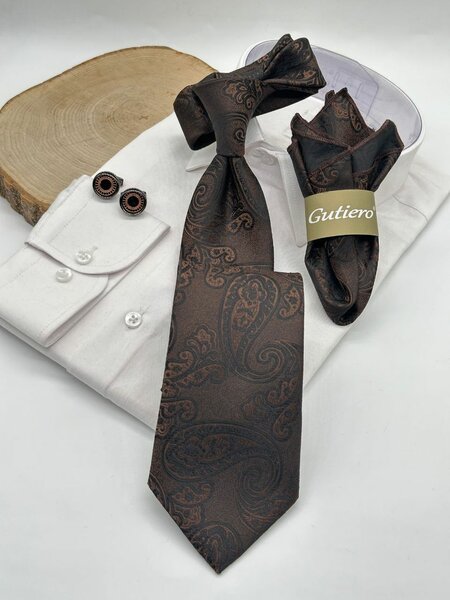 Flying tie with pocket square