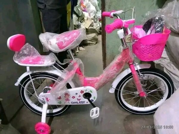 Vélo enfant coloré avec accessoires