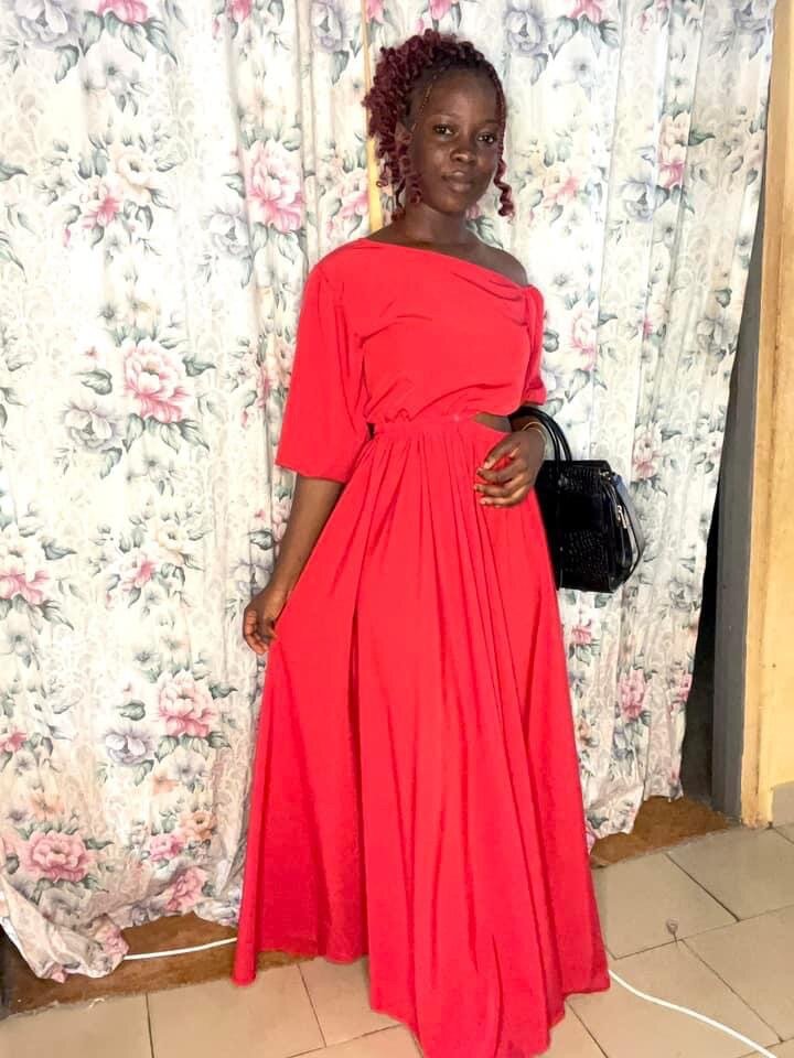 Tenues confectionnées en plusieurs couleurs et tailles