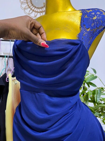 Robe élégante en dentelle bleue