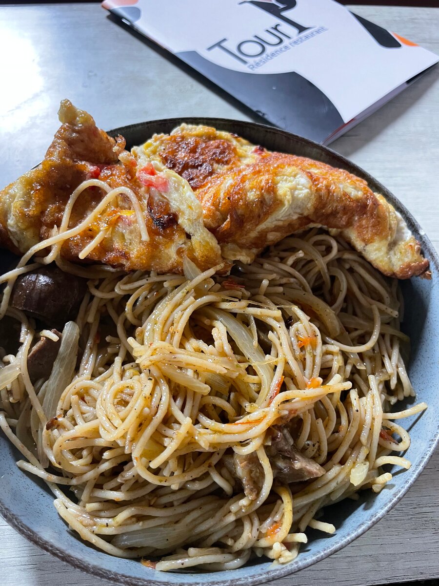 Nouilles sautées avec omelette