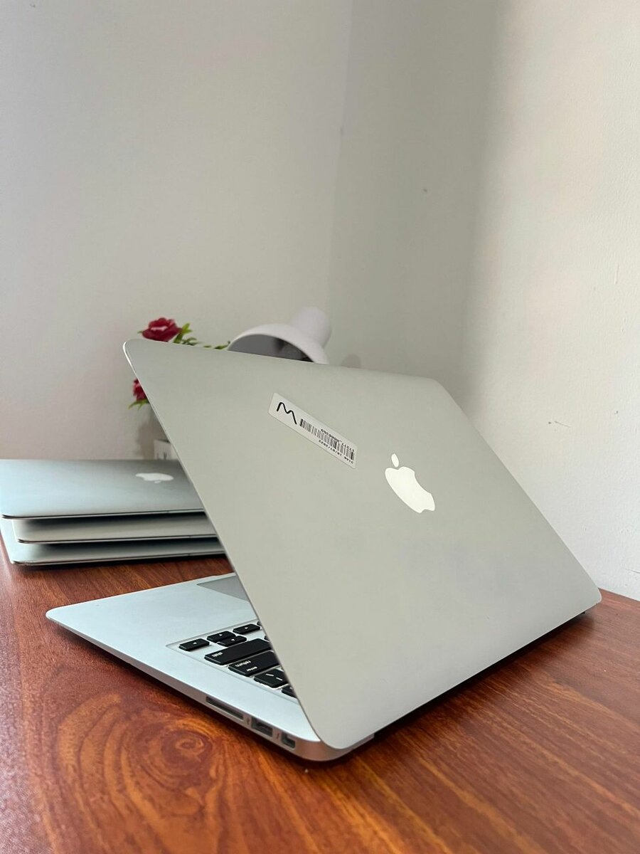 MACBOOK AIR 13.3 INCHES CORE I5 128GB SSD 4GB RAM