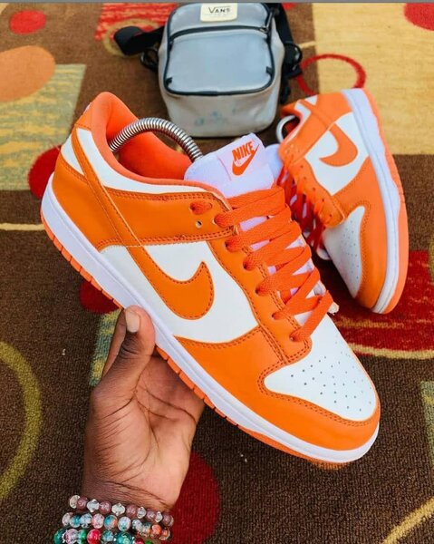 Baskets Nike Orange et Blanches
