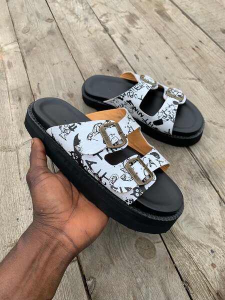 Sandales en cuir à motif artistique