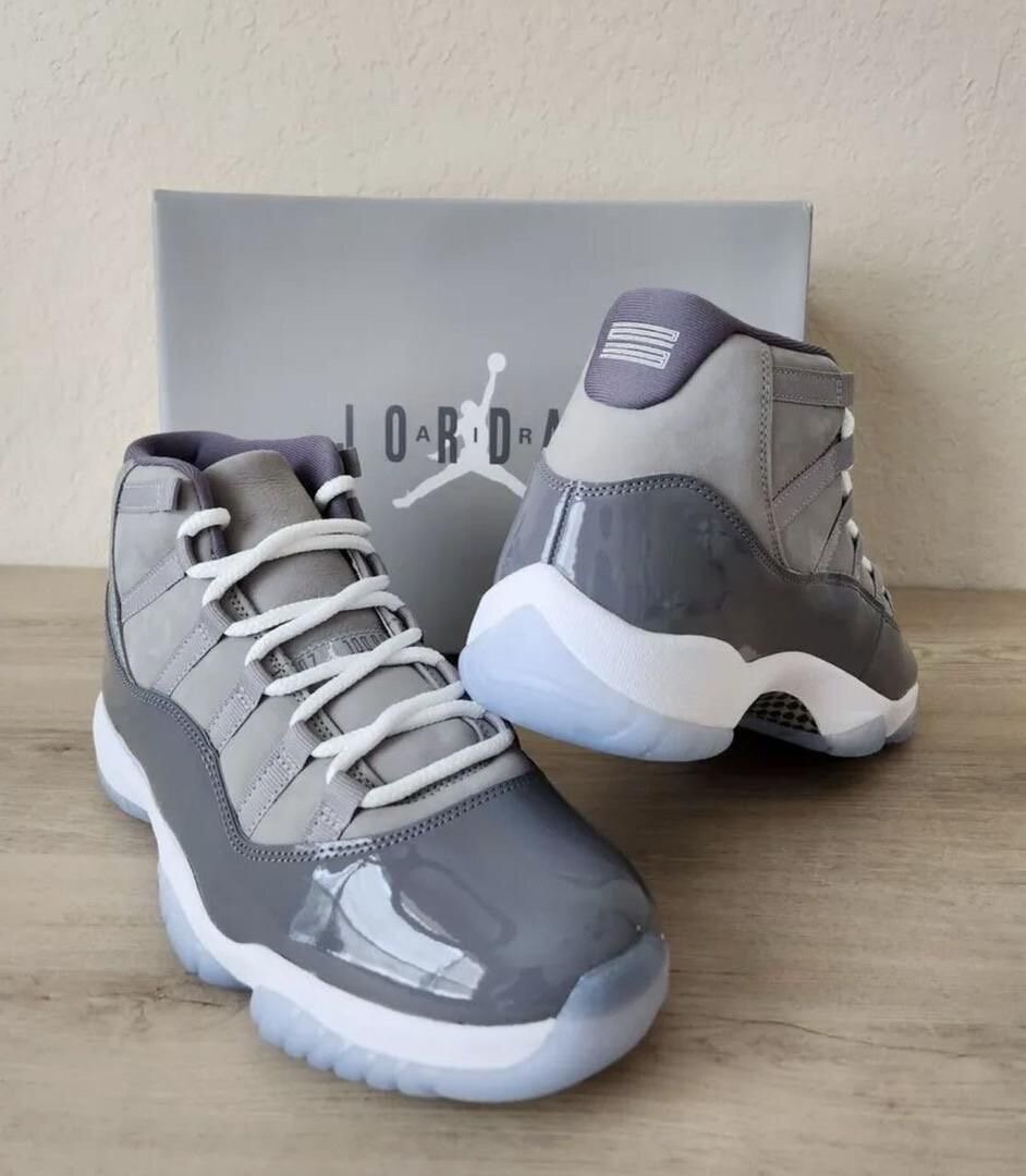 Baskets Air Jordan 11 Gris