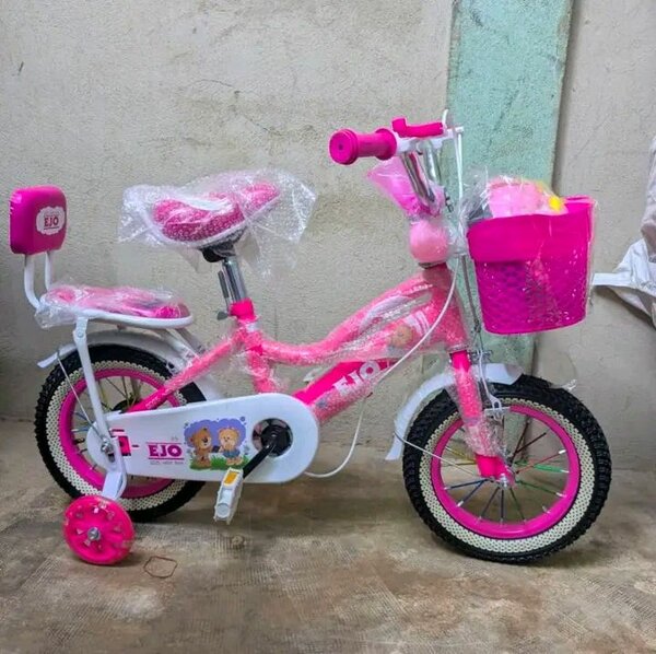 Vélo enfant rose avec stabilisateurs