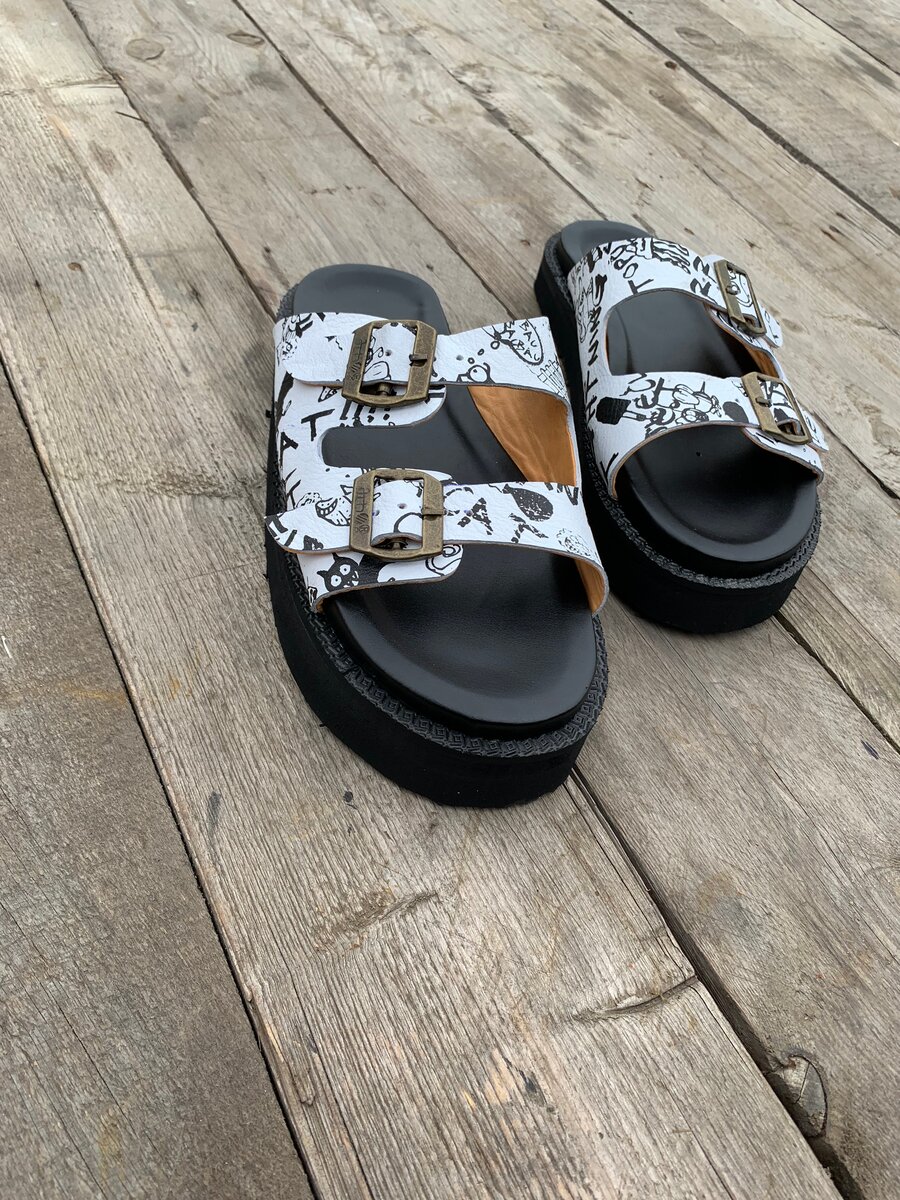 Sandales en cuir à motif artistique