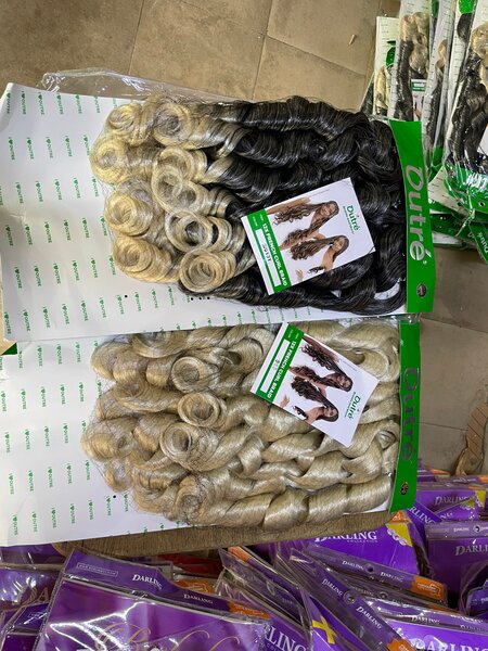 Extensions Bouclés Blonde et Noire