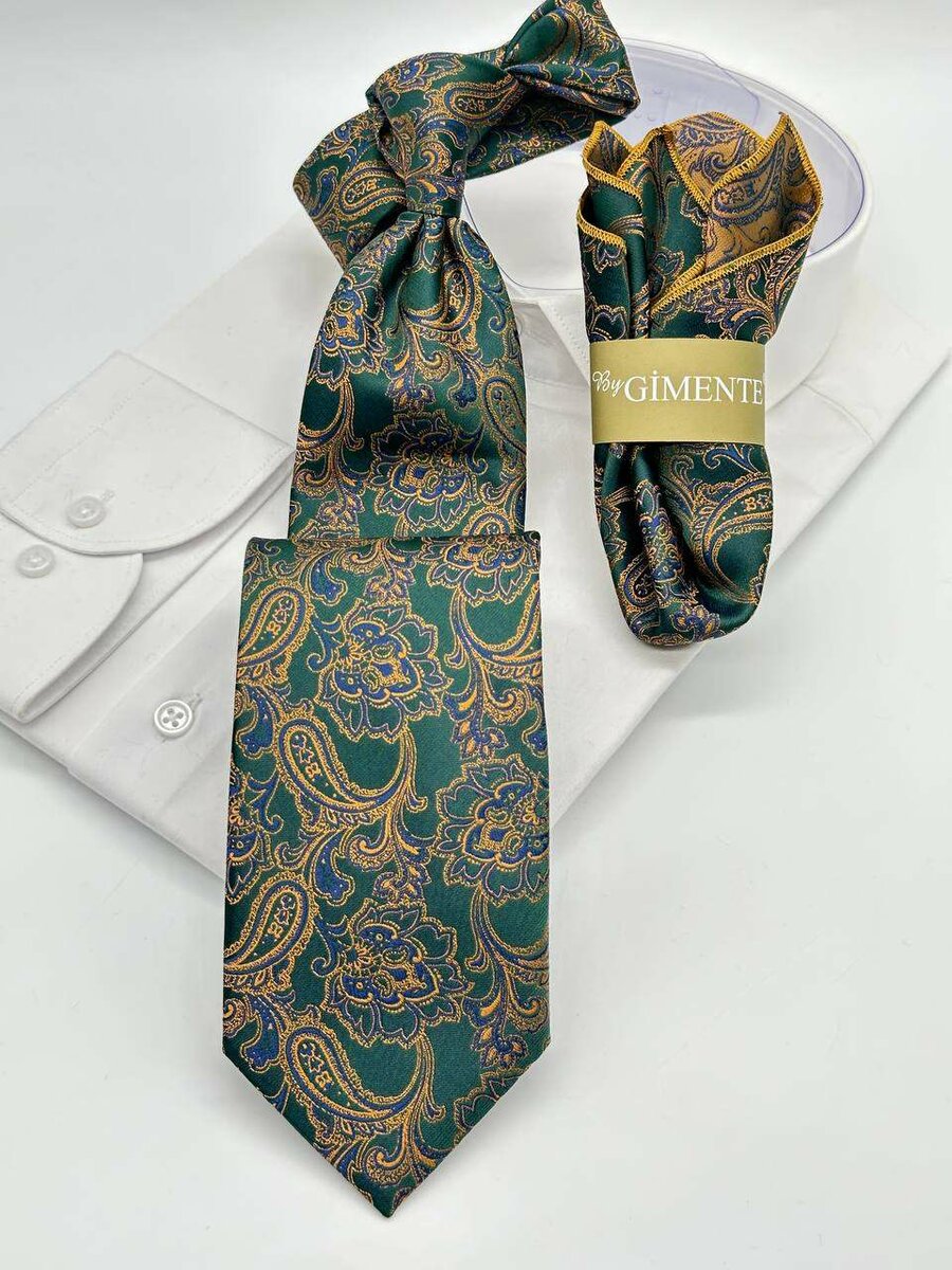 Flying tie with pocket square