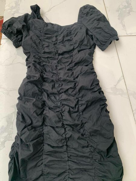 Robe froncée noire élégante