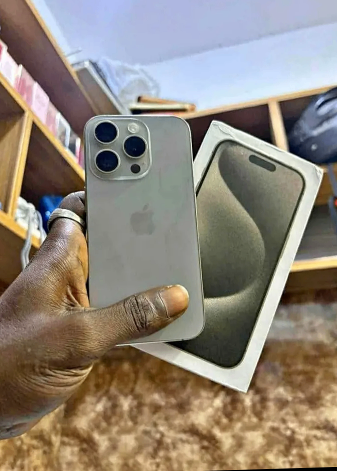iPhone 15 pro max casi neuf