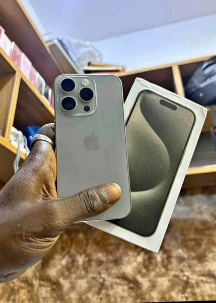 iPhone 15 pro max casi neuf