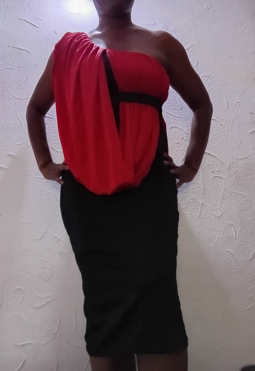 Robe élégante rouge et noire