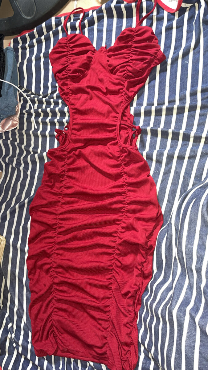 Robe rouge froncée élégante